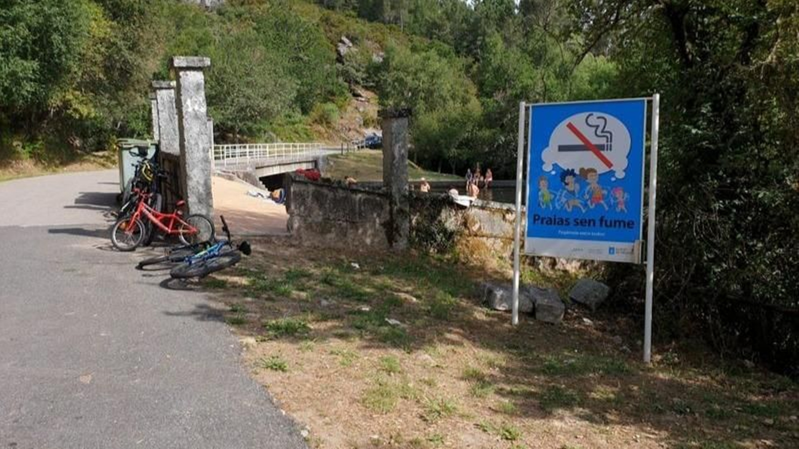 Bañistas en Magros durante el verano del año pasado.