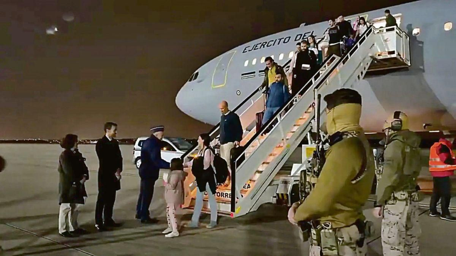 Los pasajeros, ayer en Torrejón.