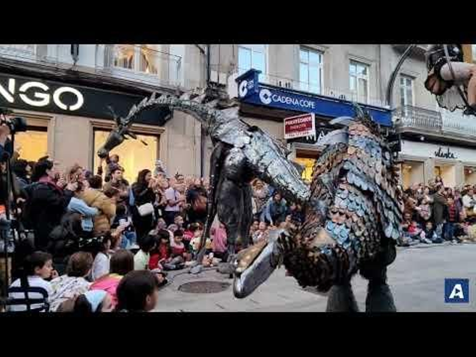 Un espectáculo de VigoCultura en Príncipe con un pasacalles de Tiritirantes Circo Teatro