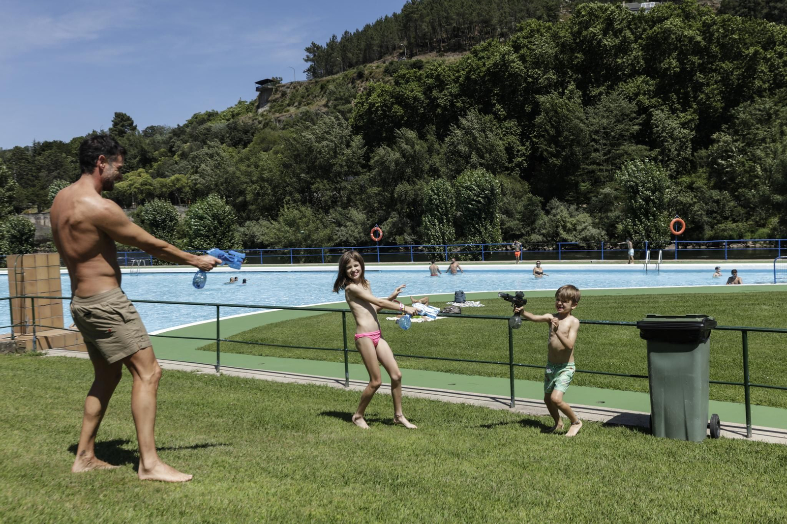 Galería | Primera jornada de las piscinas de Oira abiertas en el día más caluroso del 2026 en Ourense