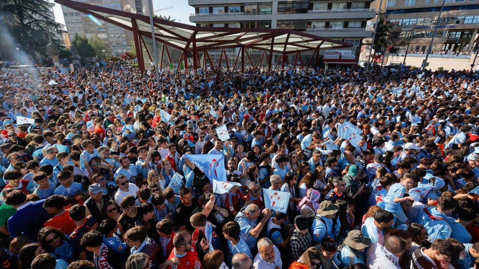 Galería | Fiesta celeste en Vigo por la vuelta del Celta a Europa
