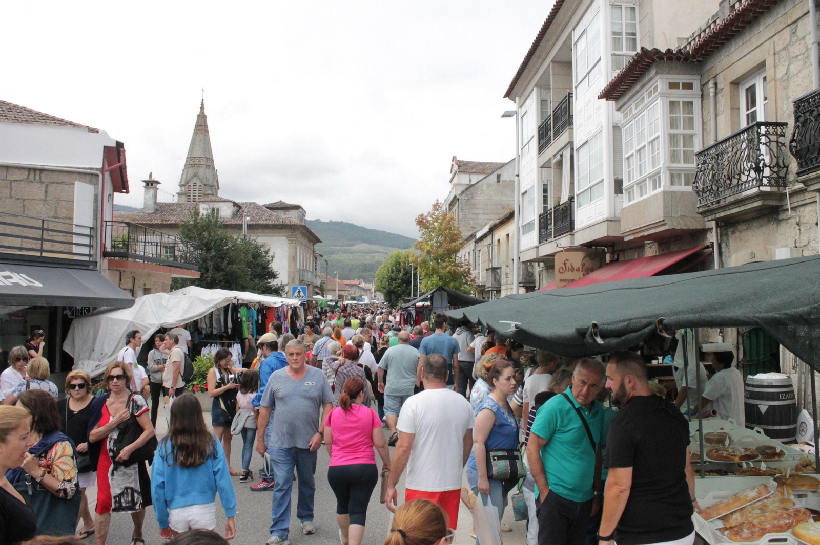 Durante los meses de verano la densidad de clientes y curiosos es tal que puede resultar complicado caminar de un puesto de venta a otro.