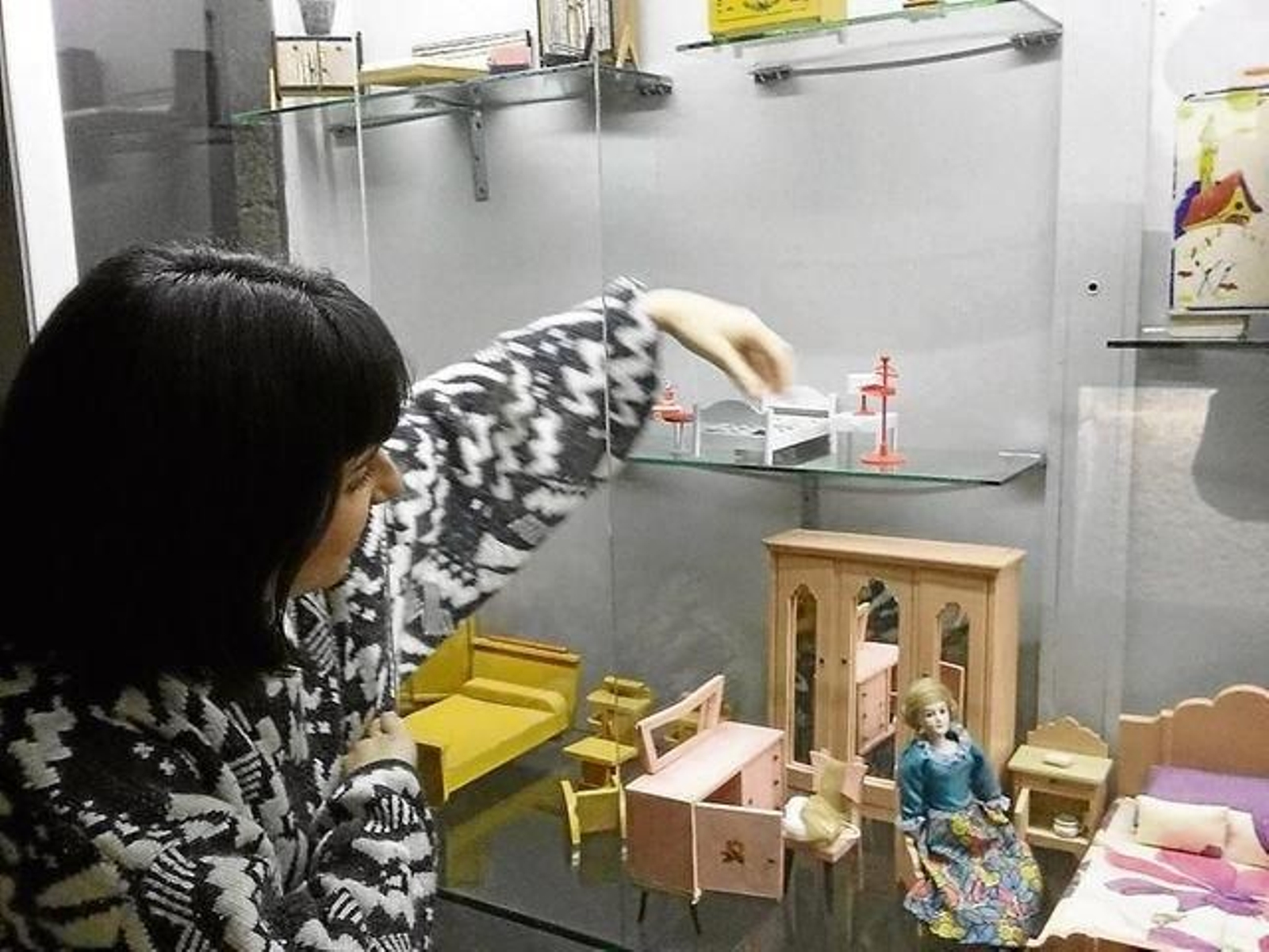 Una trabajadora durante el proceso de renovación de piezas en el Museo Galego do Xoguete.