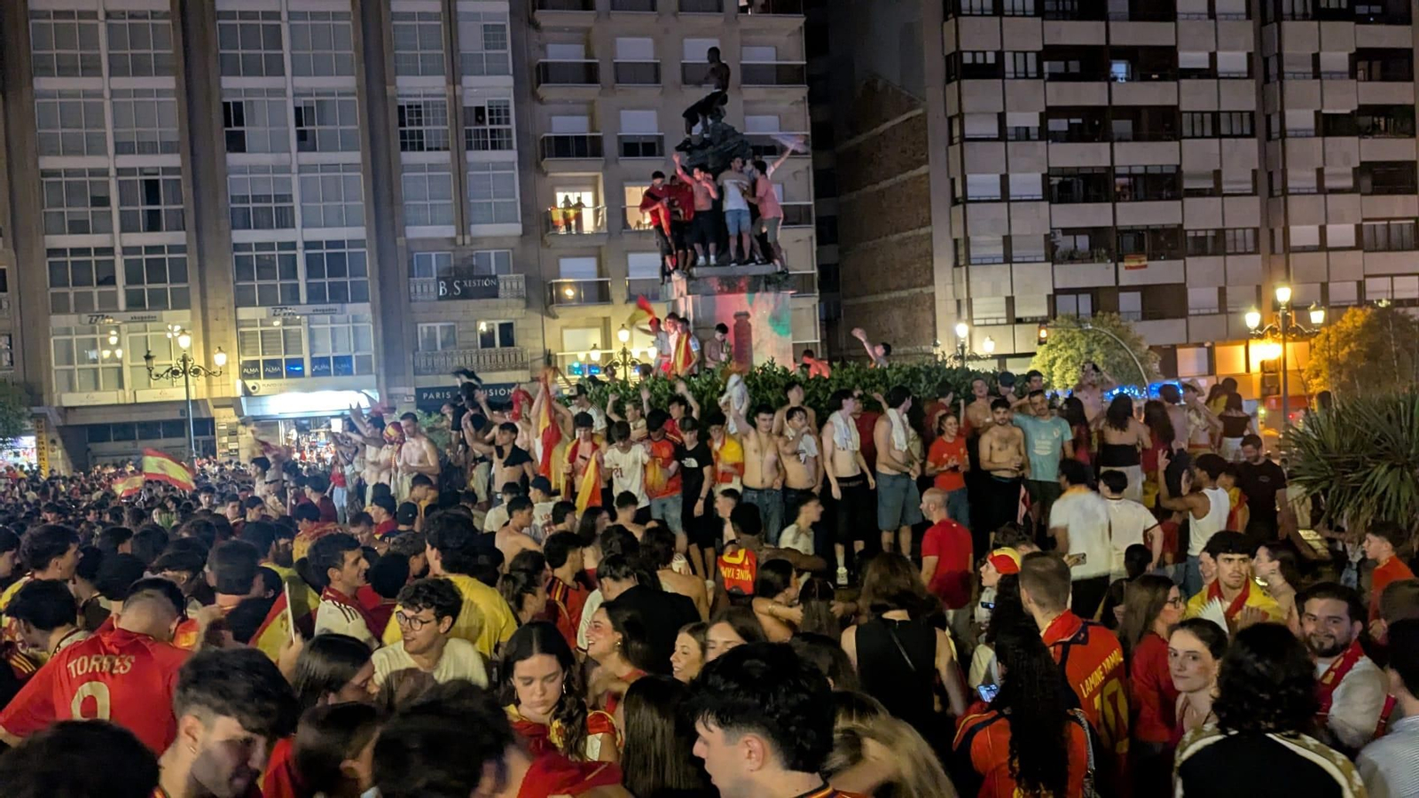 Galería | La provincia de Ourense se tiñe de rojo para apoyar a España en la final del Mundial