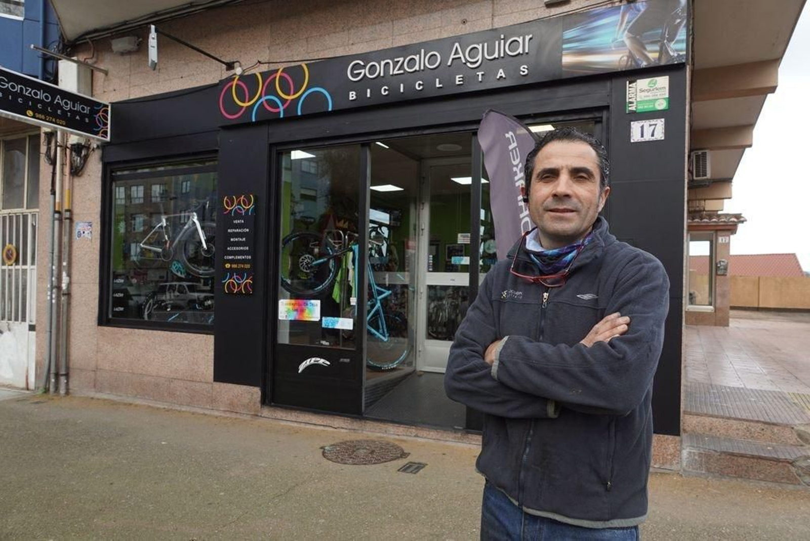 El excorredor posee desde su retirada en los años noventa una tienda de bicicletas en el barrio vigués de Teis.