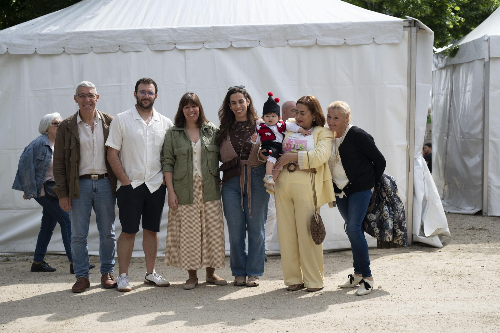 Ambiente festivo, brindis y degustaciones en el recinto de la Alameda de Ribadavia durante la celebración de la 63ª Feira do Viño do Ribeiro