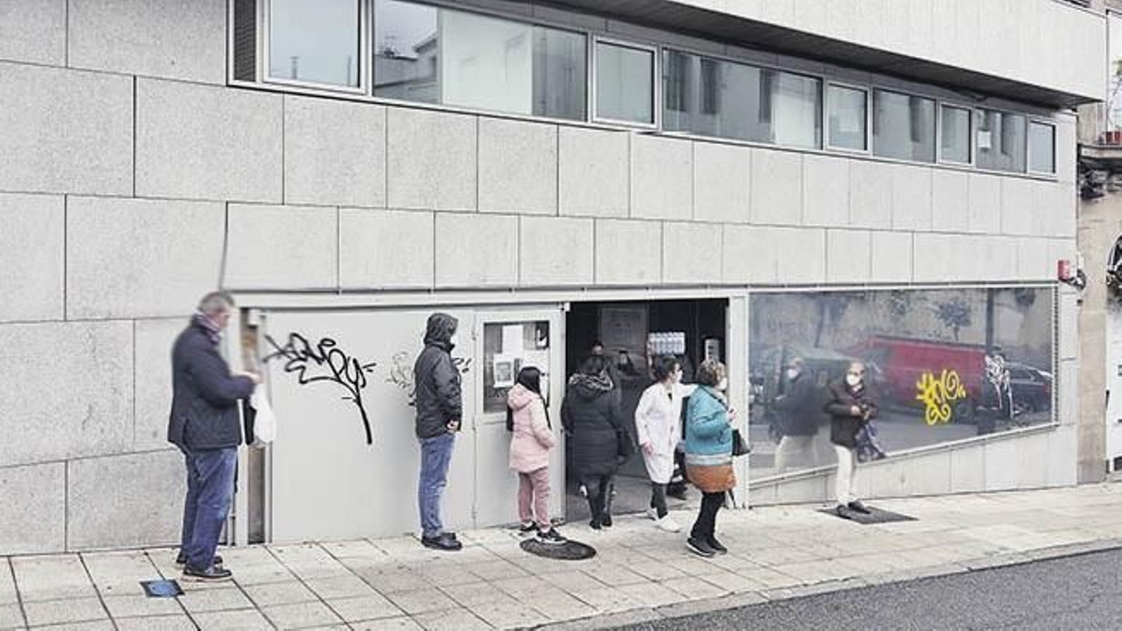 Colas de usuarios ayer por la mañana en el centro de salud de la calle Cuba, una constante en pandemia.