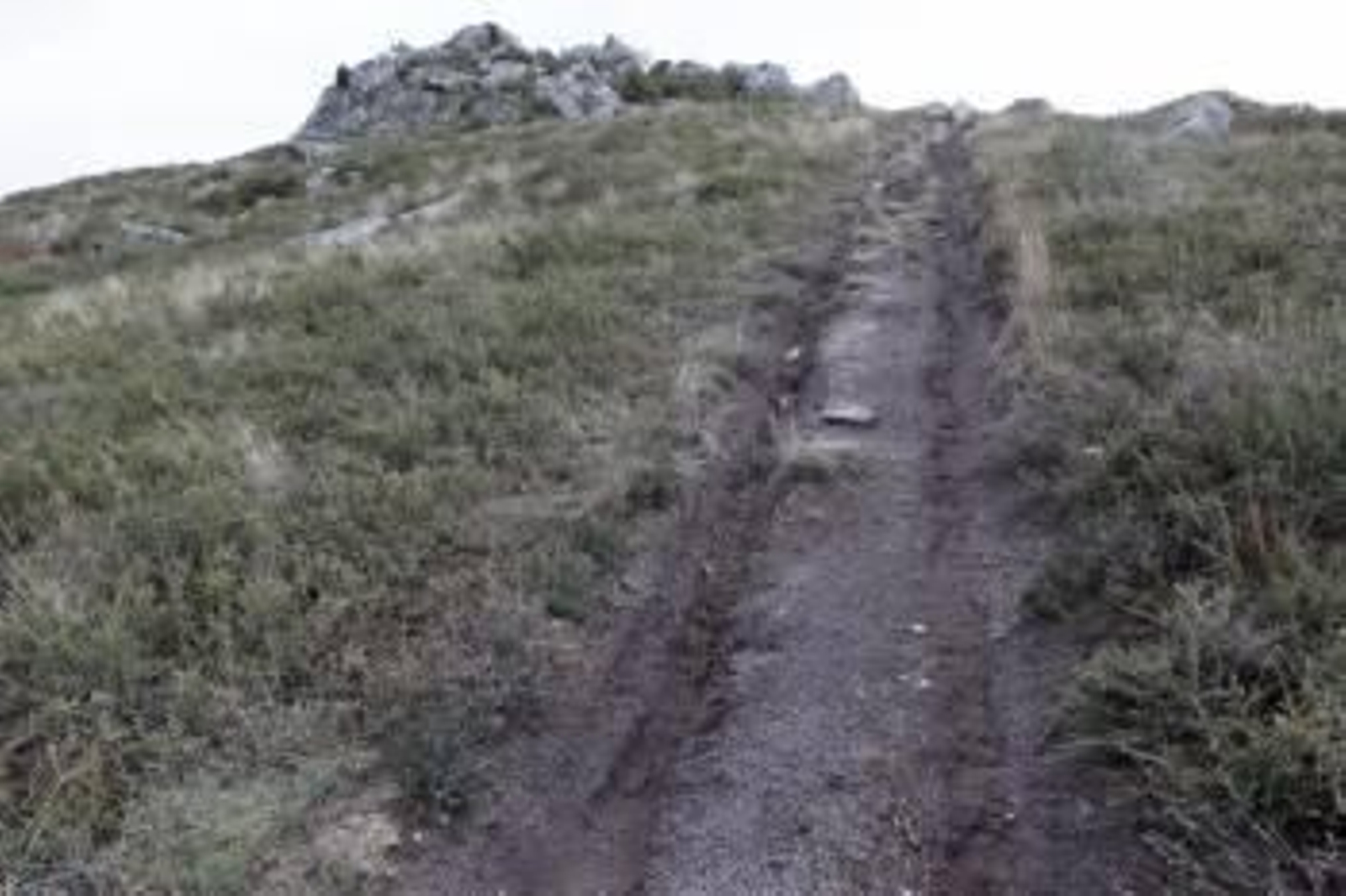 Los viales de acceso a la torre de A Pena desde el pueblo del mismo nombre son casi impracticables por roderas provocadas por el frecuente tránsito de quads en ese punto, que daña el firme y causa grandes socavones.  X. Fariñas Una de las pistas cercanas