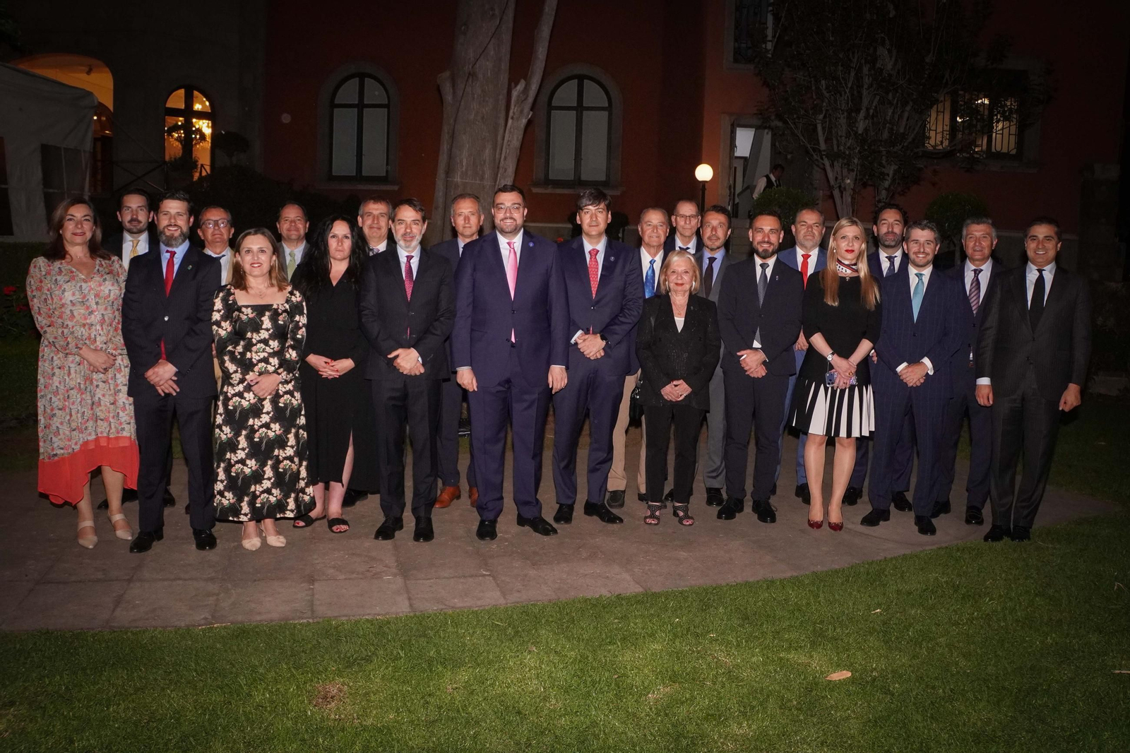 Barbón con la delegación que le ha acompañado a México