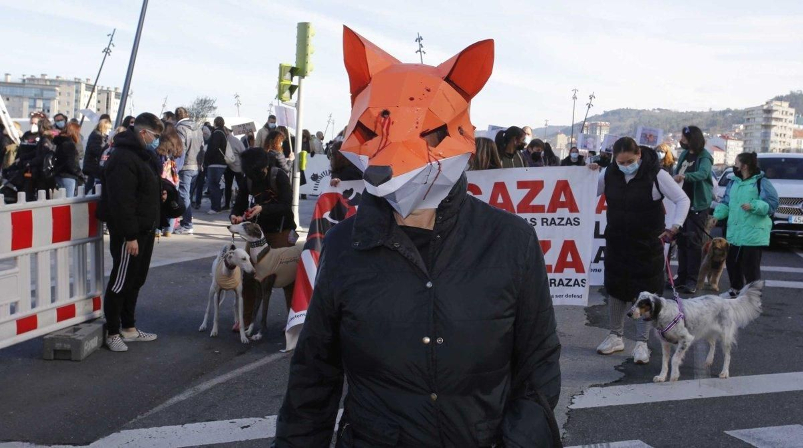La manifestación logró reunir a cerca de trescientas personas que recorrieron el centro de Vigo.