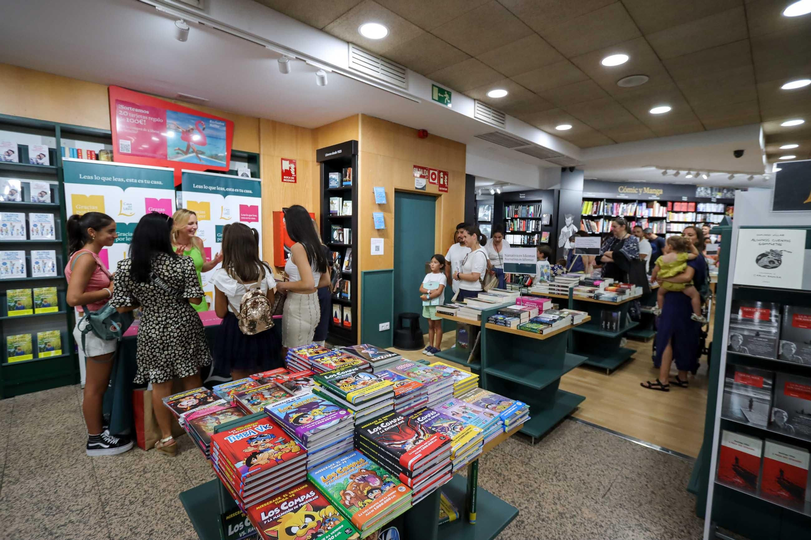 Firma de libros de Lucia Galan en la Casa del Libro. Foto J. Santome