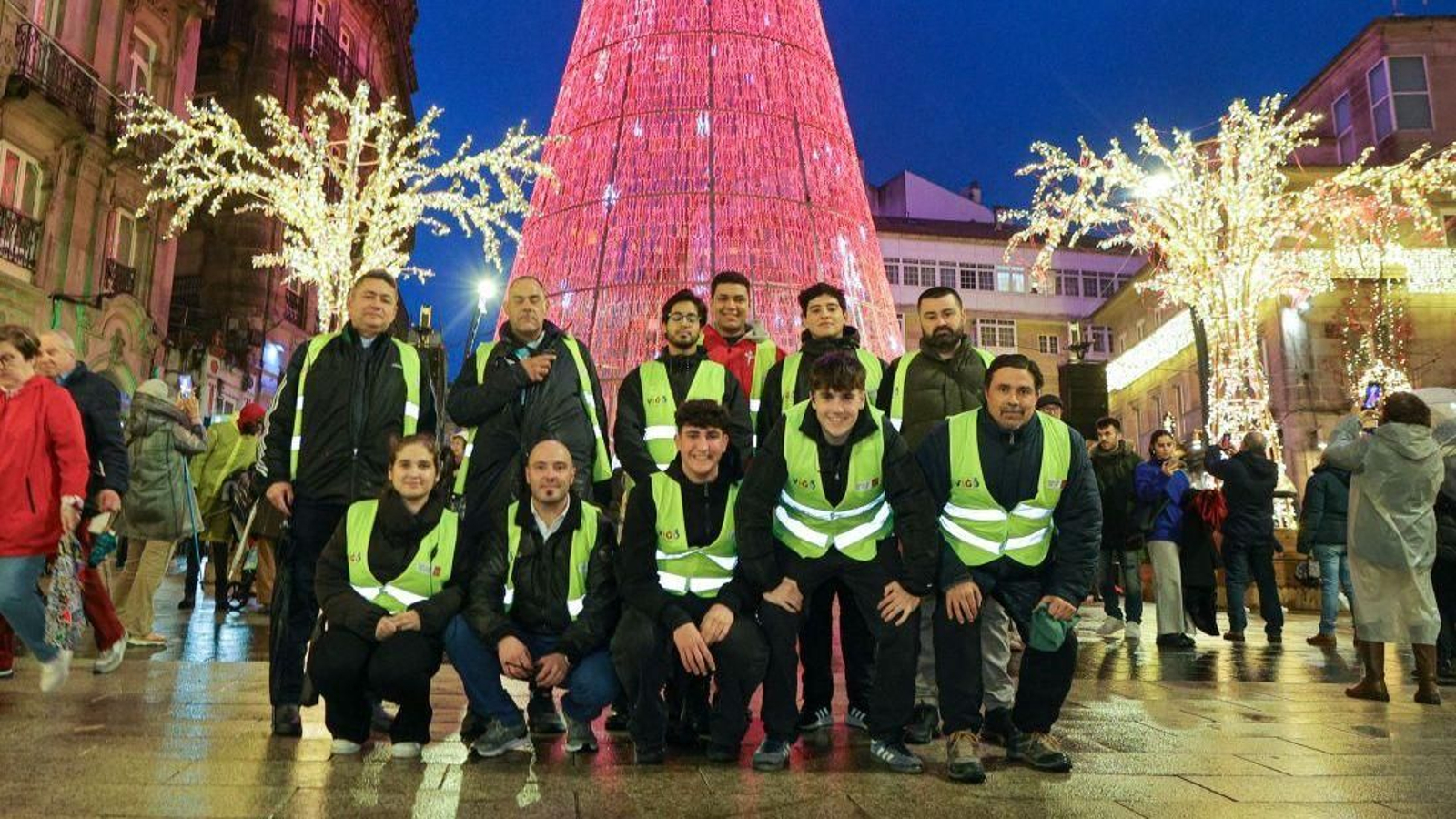 Uno de los grupos que recorren la ciudad velando para que todo salga bien.