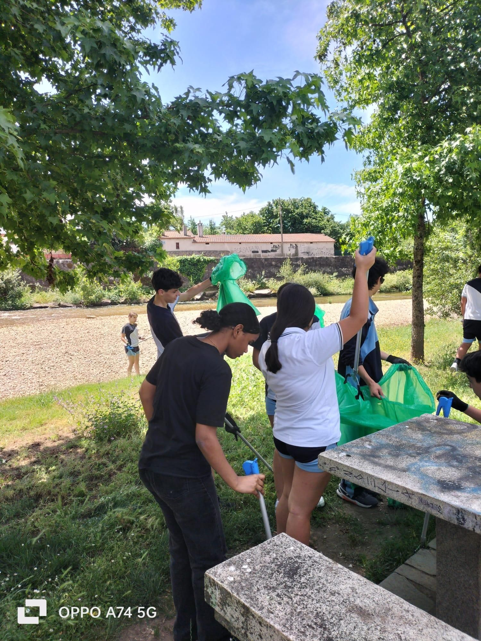 Limpieza ambiental del colegio María Inmaculada de Verín