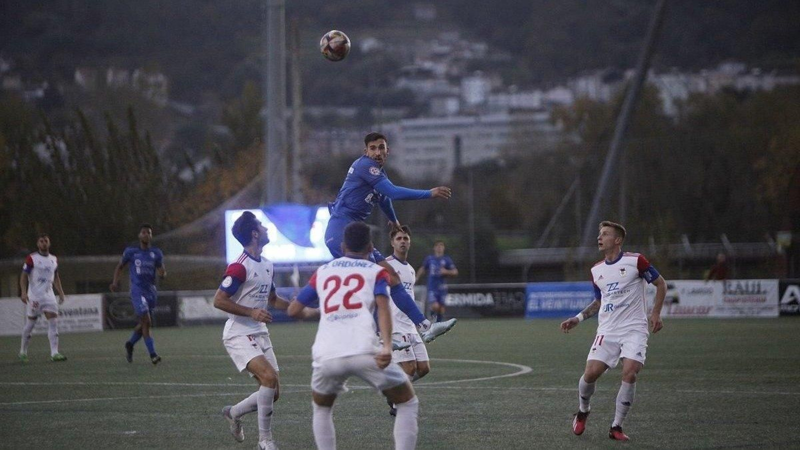 El mediocentro del Ourense CF Facu Ballardo despeja de cabeza en el duelo ante el Langreo (foto: Miguel Ángel)
