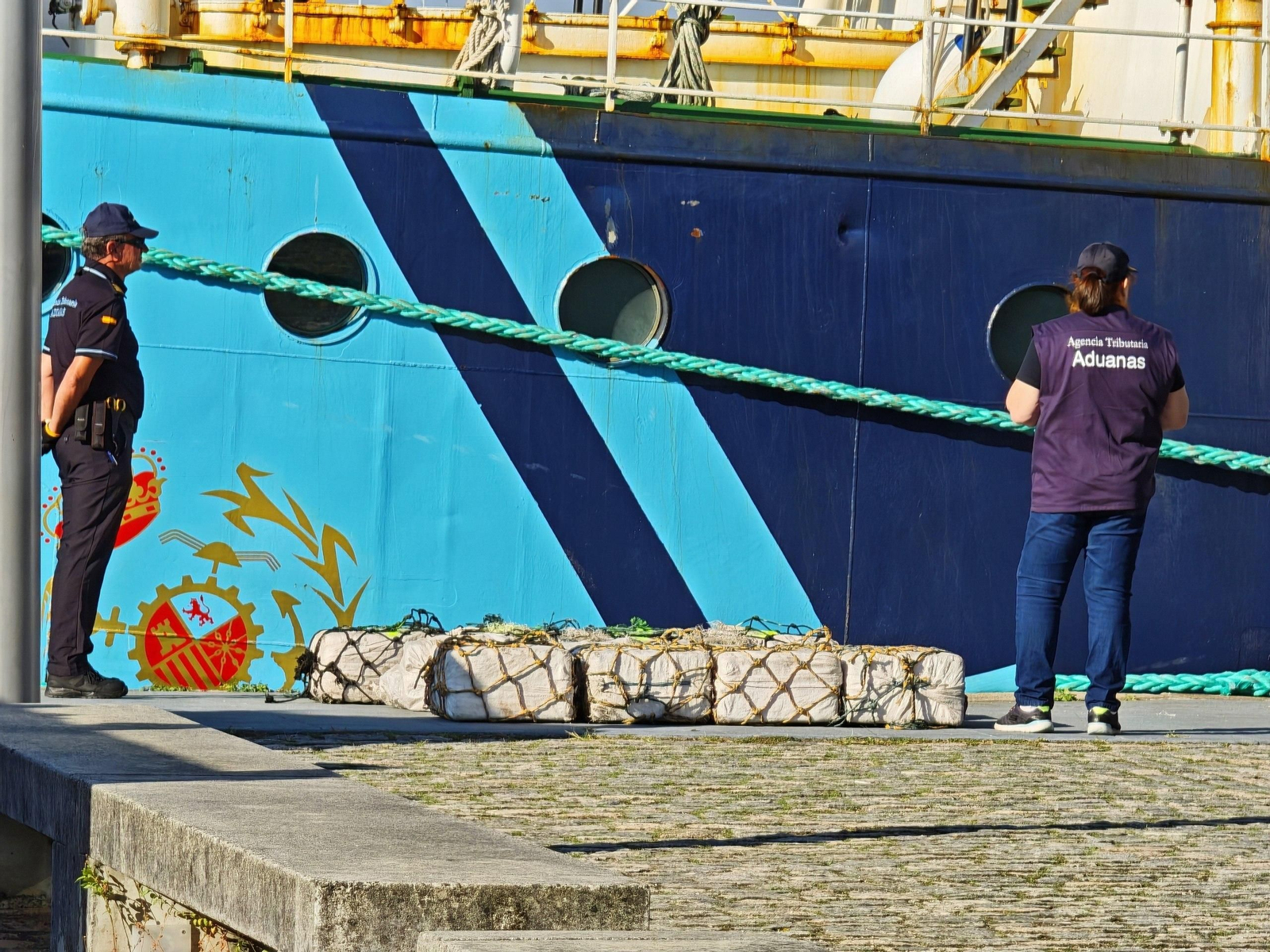 Despliegue policial en el puerto de Vigo ante la llegada del velero con droga (2)