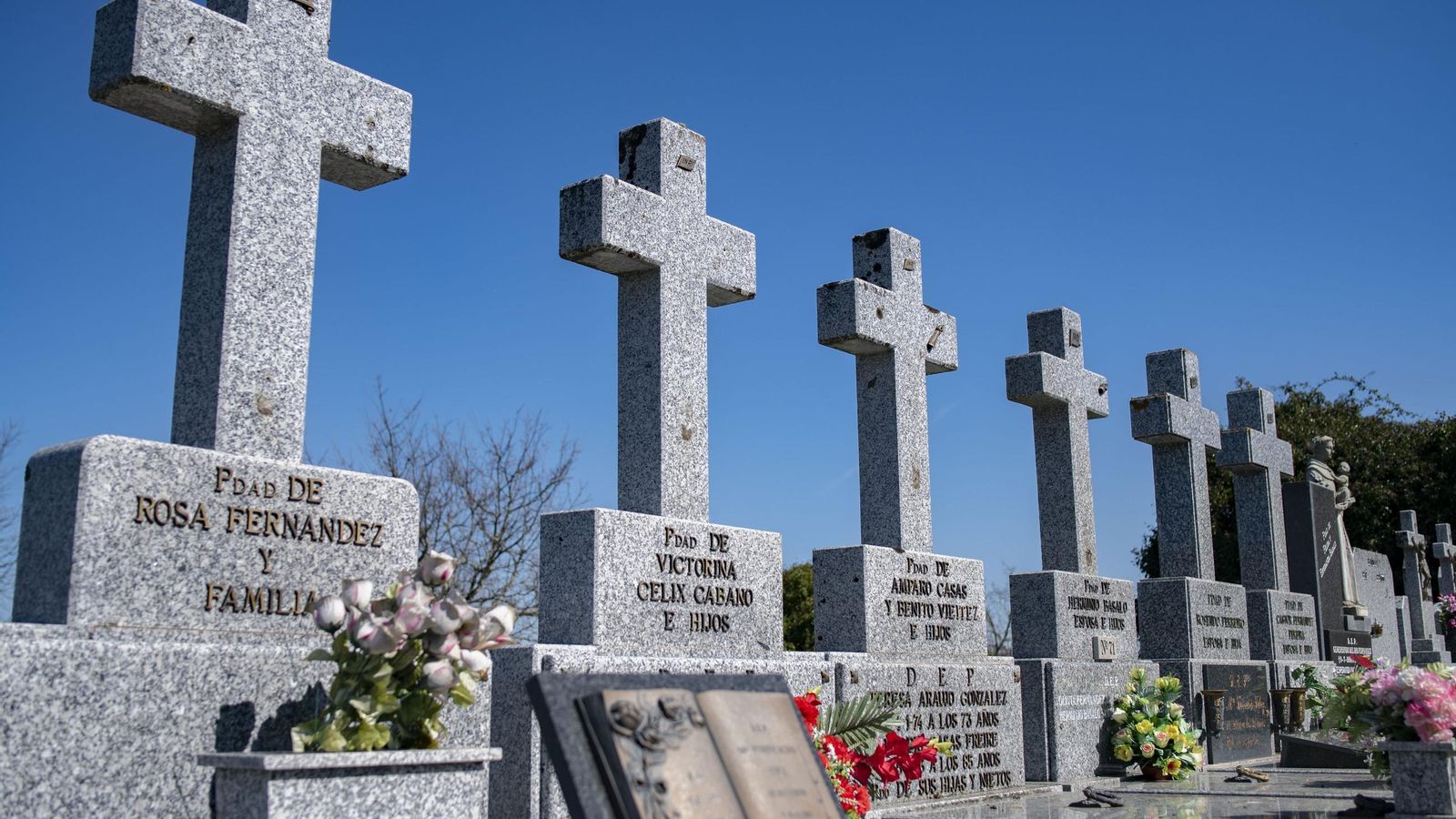 Fila de cruces sin cristos