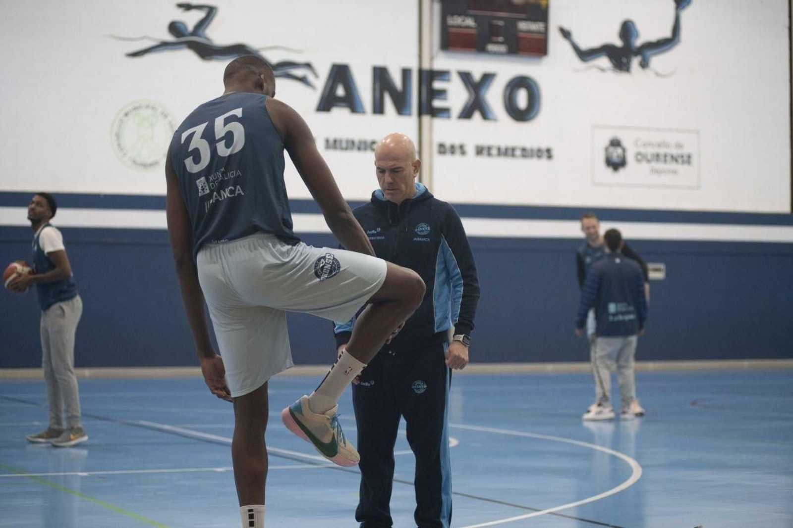 Gill explica sus sensaciones a Alonso durante el último entrenamiento.