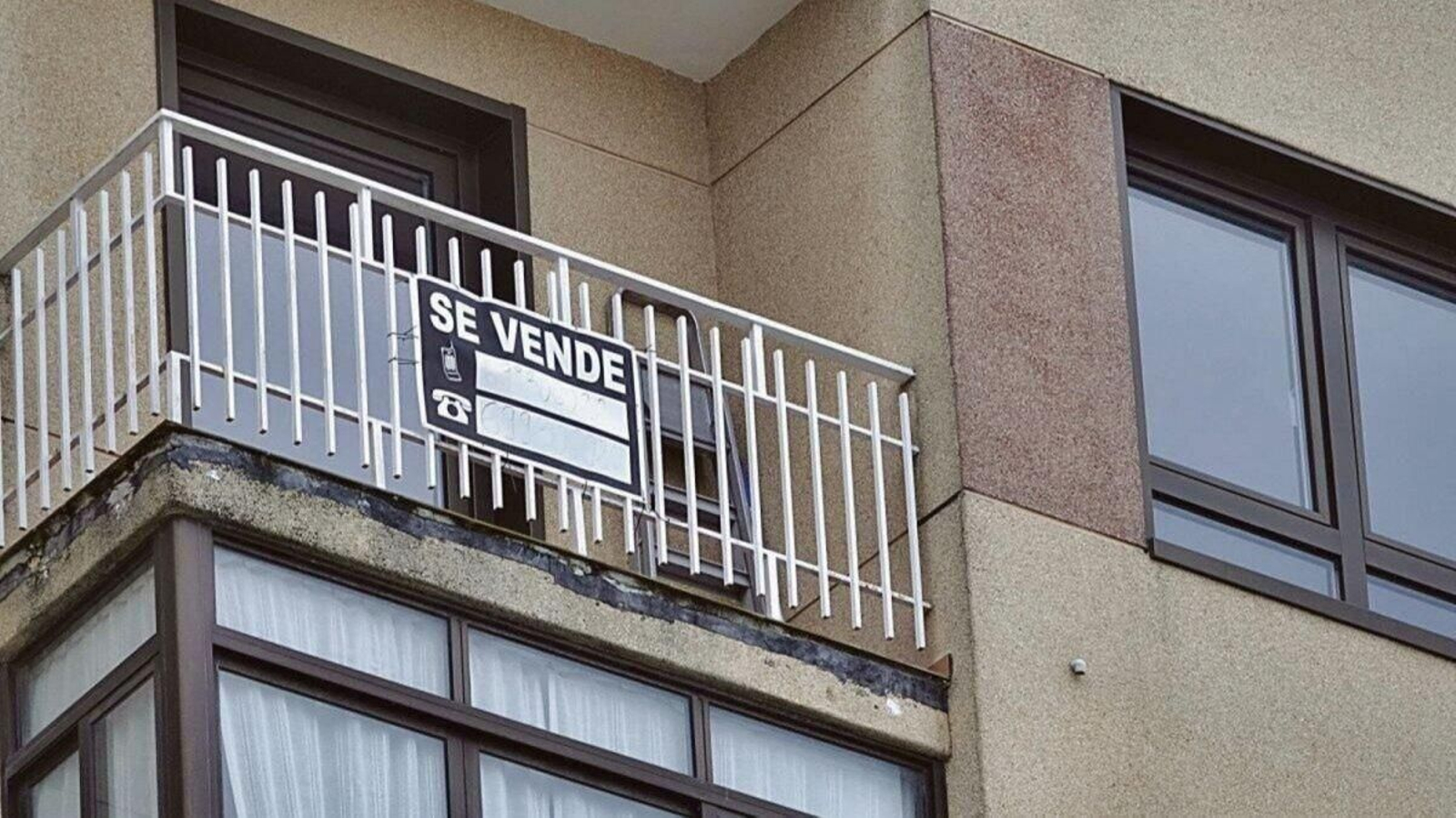 Un edificio con pisos en venta en Vigo.
