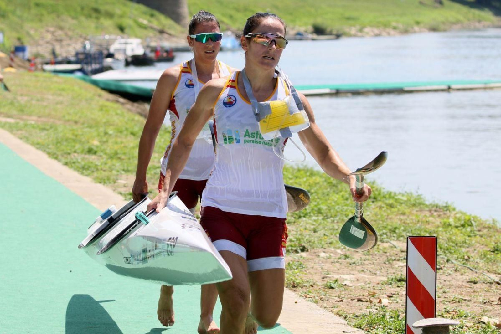 Tania Fernández y Tania Álvarez realizan un porteo en el Cameponato de Europa en Croacia.