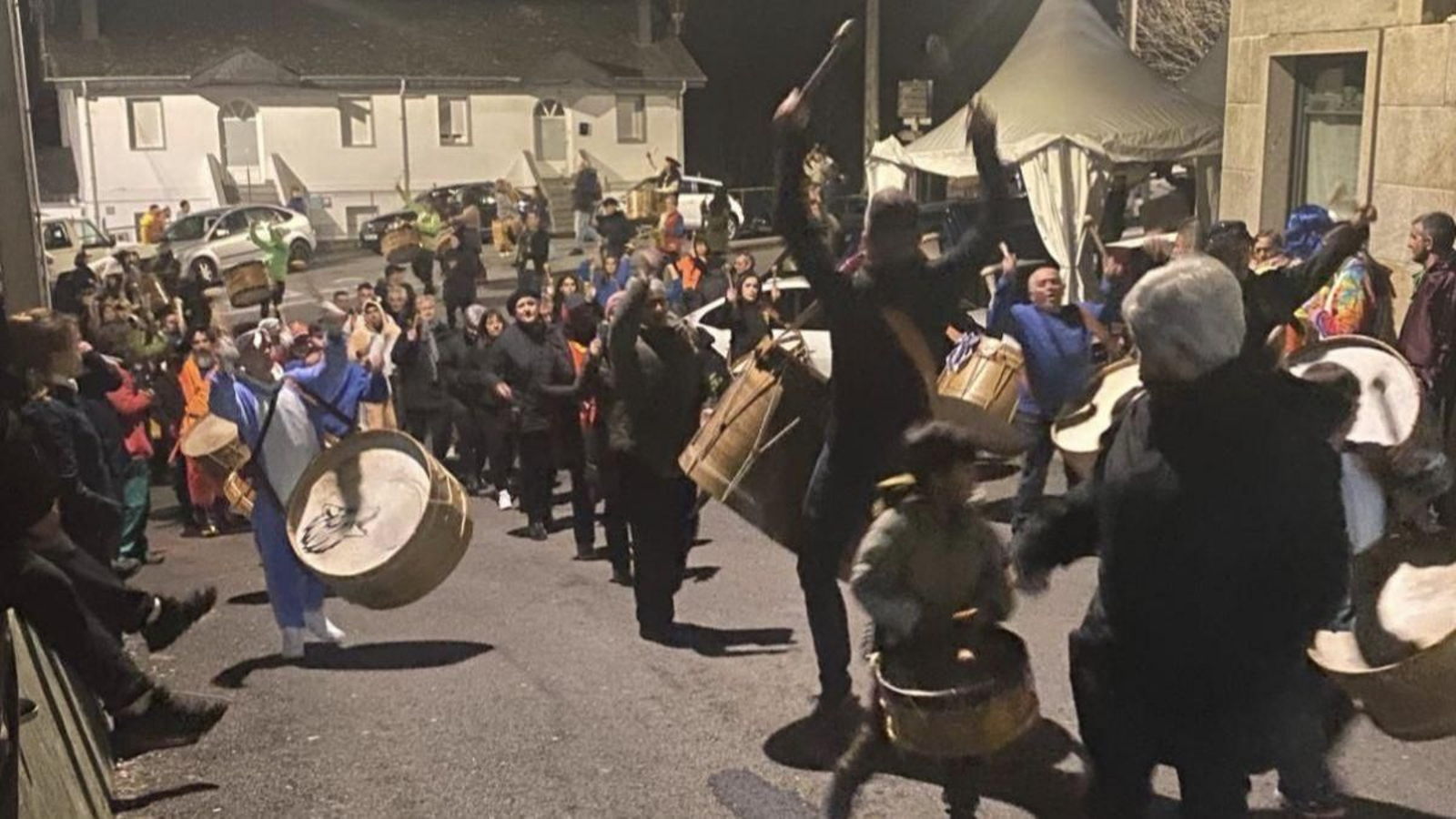 Participantes durante la pasada edición del “Porco ó espeto”.