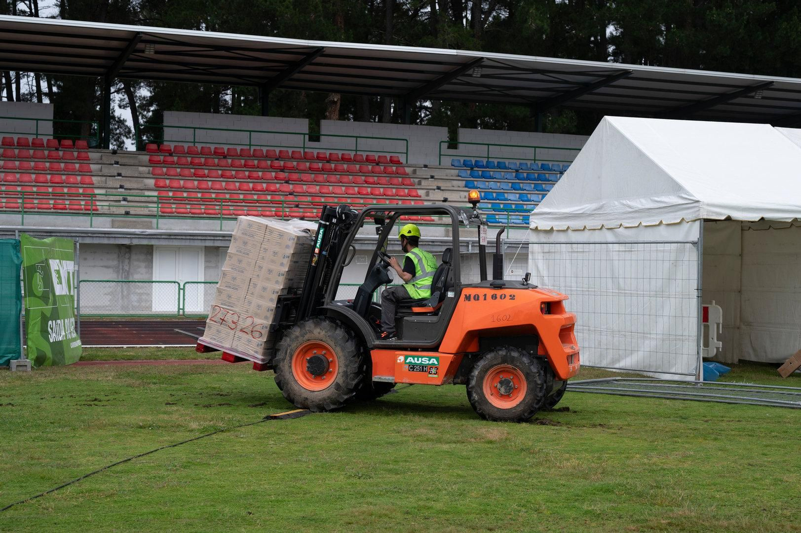 Los responsables preparando el recinto.