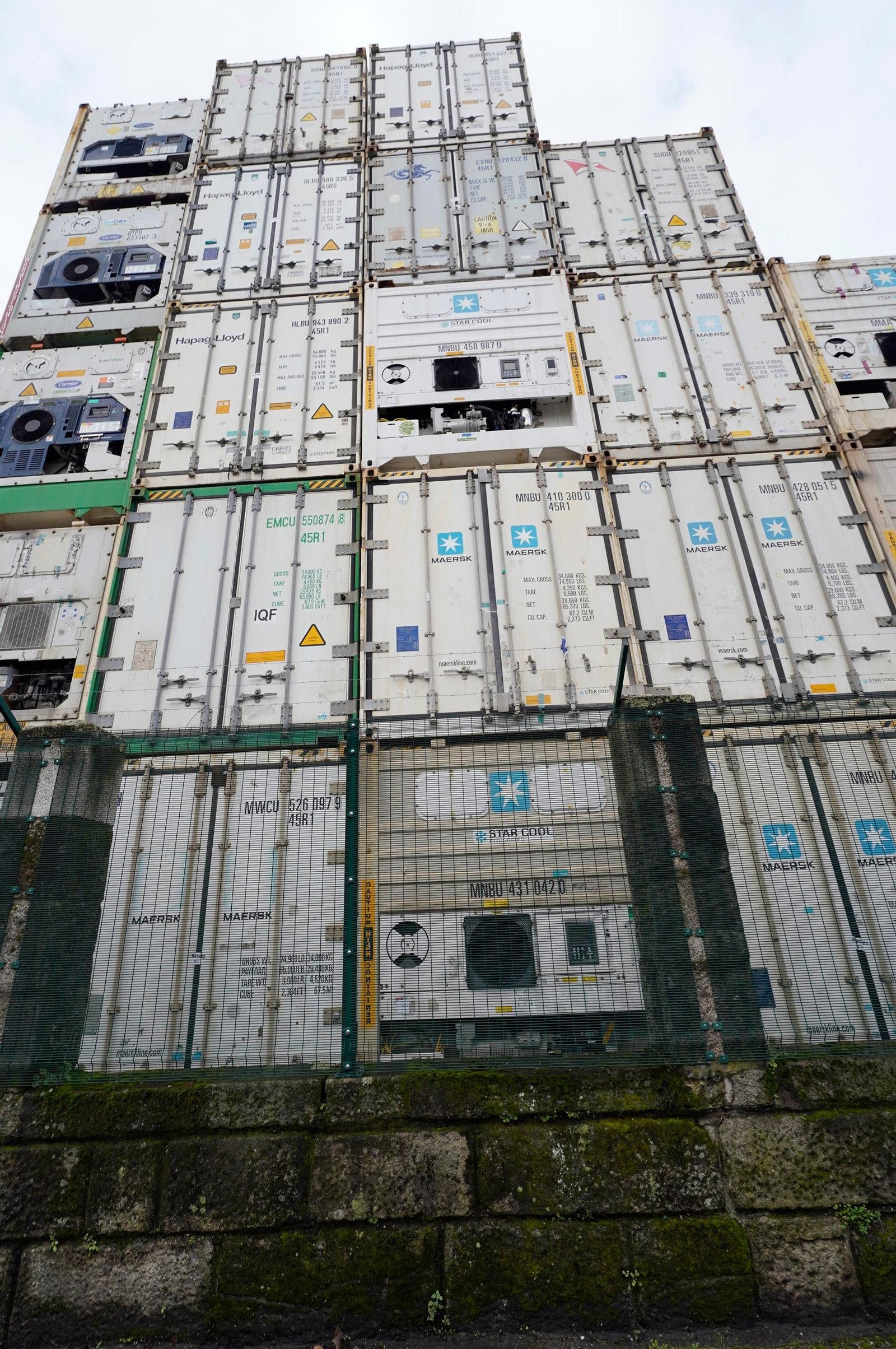 Hasta cinco pisos de contenedores vacíos en Guixar por falta de espacio.