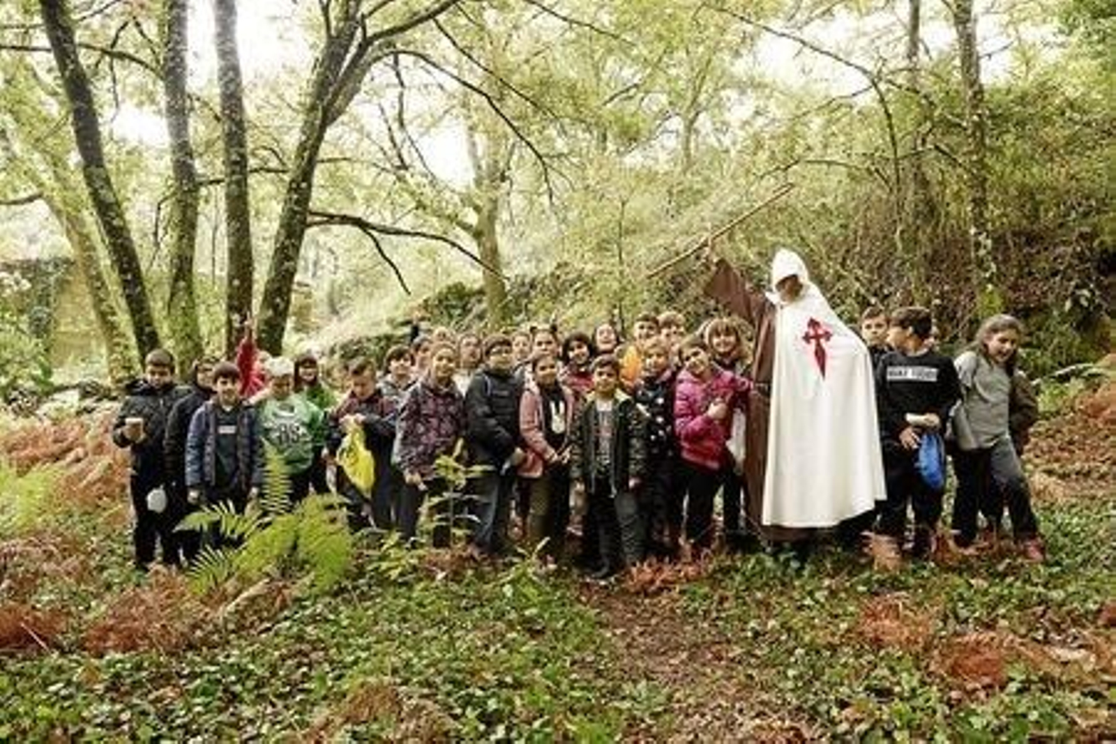 Os participantes na actividade xunto ao historiador Suso Martínez, que lle deu vida ao último prior do Mosteiro de Santa Comba de Naves, Antonio de Neira.