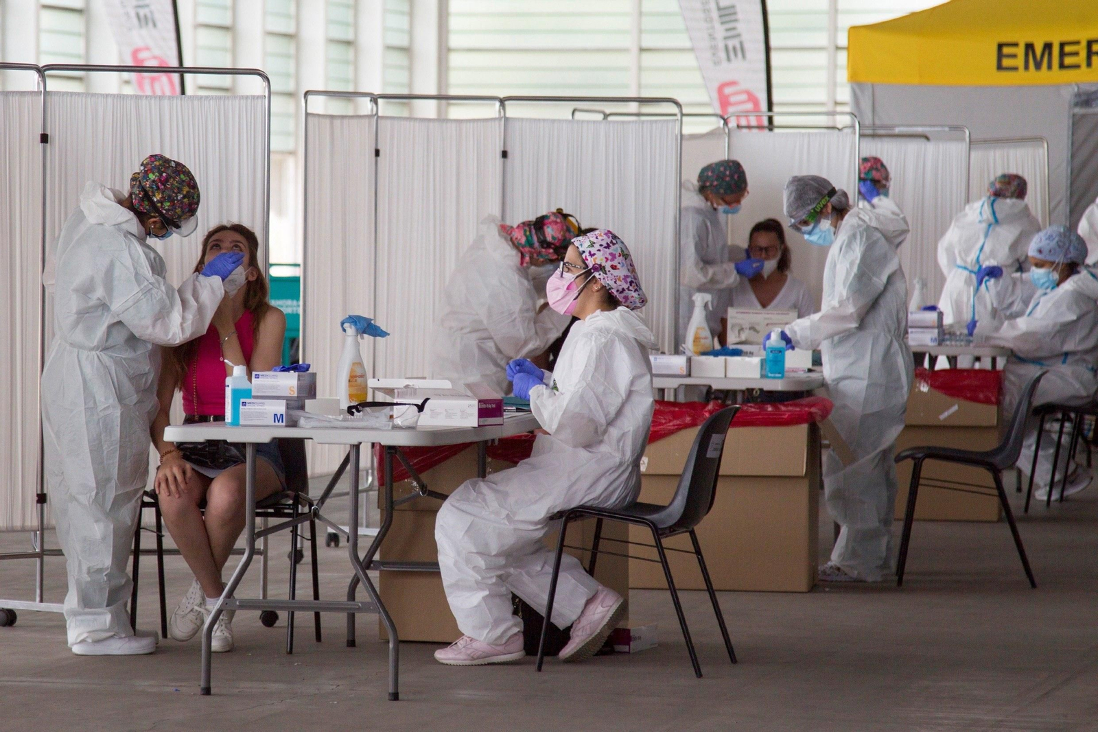 Personal sanitario realiza pruebas PCR a jóvenes entre 14 y 29 años en Zamora.