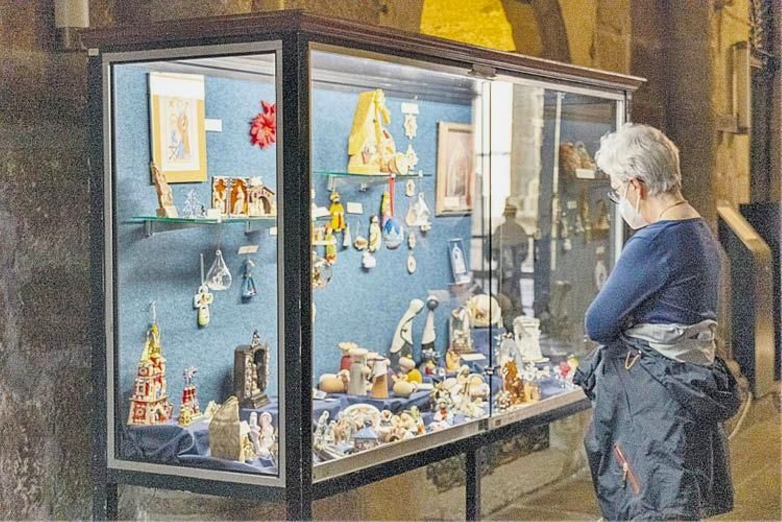 La mayoría de los belenes se encuentran expuestos en vitrinas que se encuentran situadas en los laterales del templo.