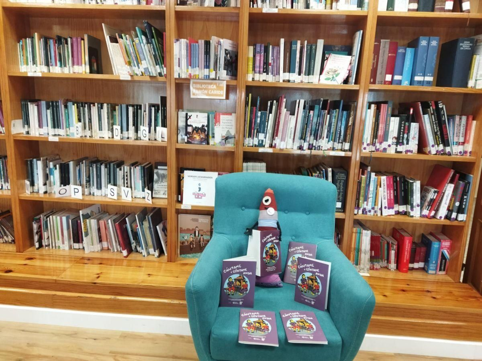 La mascota del colegio rodeada de varios de los ejemplares editados en 2012