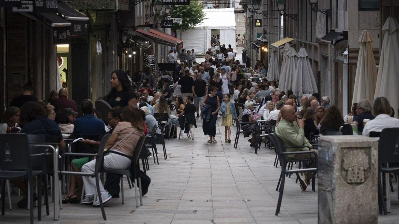 Estampa veraniega en O Carballiño en una de las calles más concurridas del municipio en agosto.