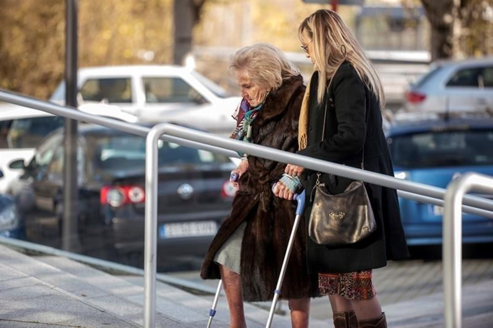 La anciana inquilina afectada por un presunto acoso inmobiliario, en una causa que ha salpicado a dos cargos de la Xunta, llega acompañada de su hija a los juzgados de Ourense.