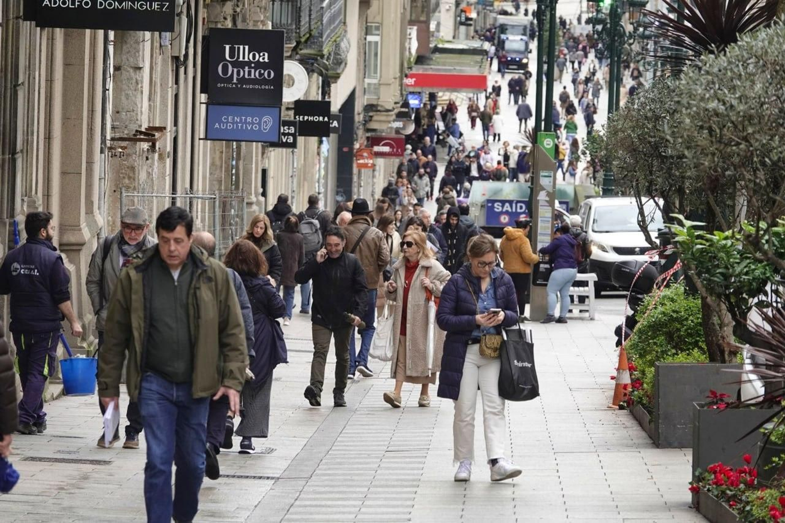 Gente caminando por el centro de Vigo.