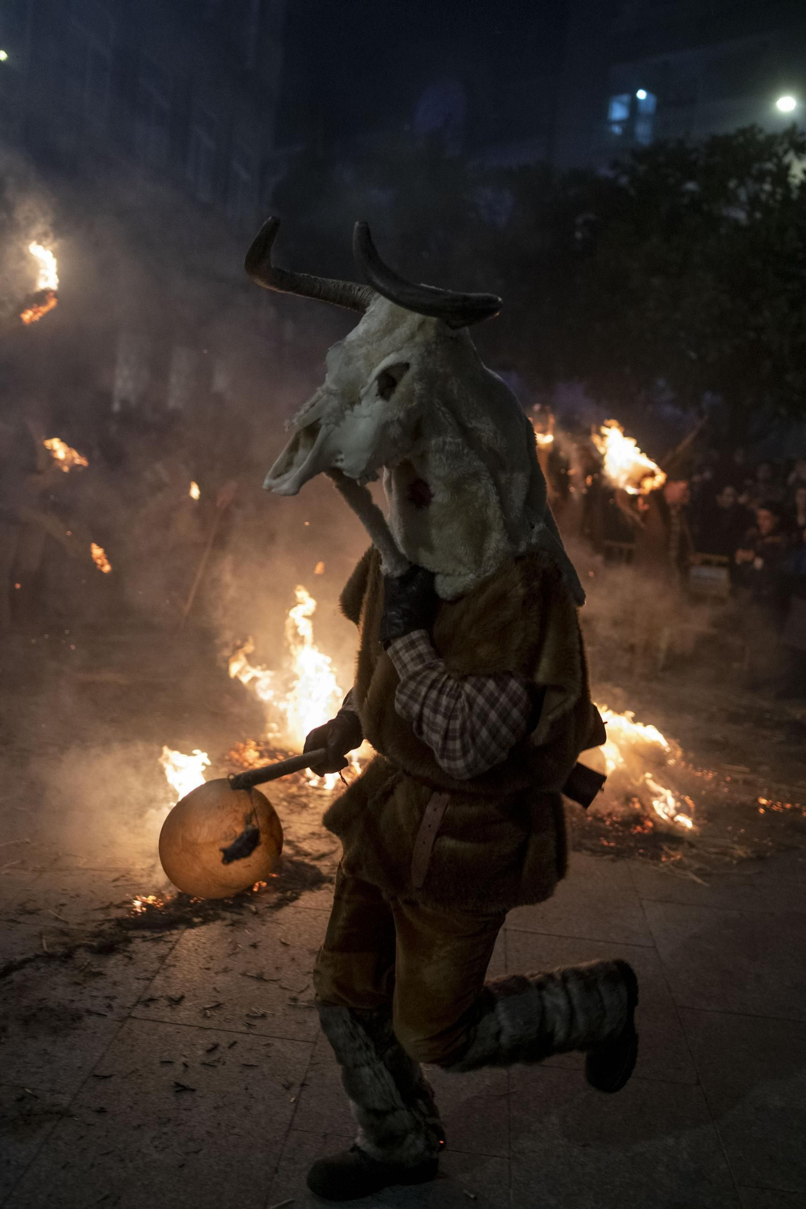 Los fachós encendidos marcaron el paso de la procesión en una noche cargada de simbolismo.