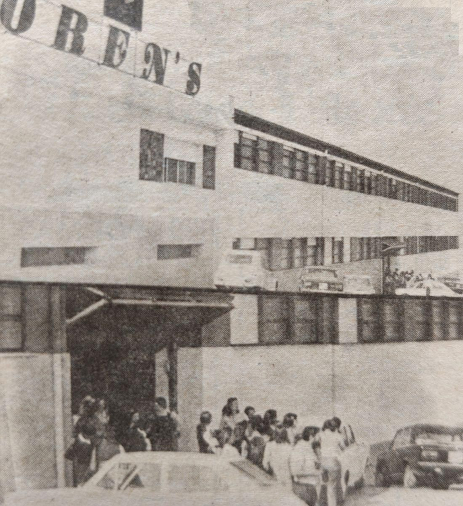 Trabajadores frente a la sede de Oren’s.