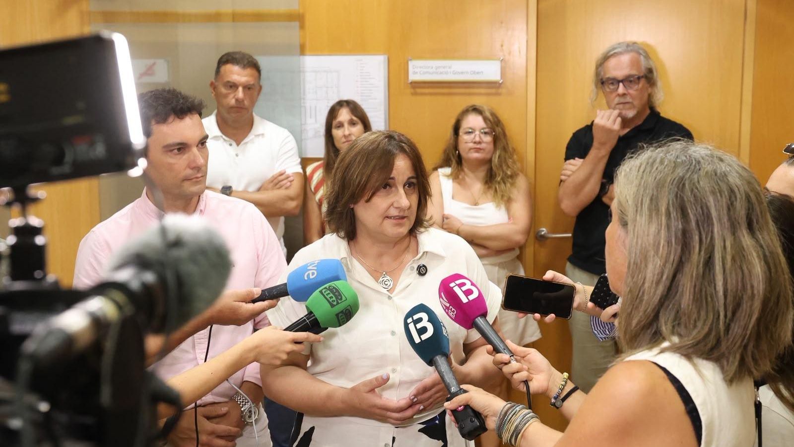 La conselleira haciendo declaraciones a la prensa
