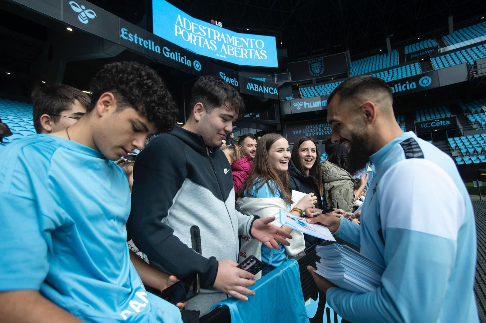 Galería | Entrenamiento multitudinario del Celta en Balaídos