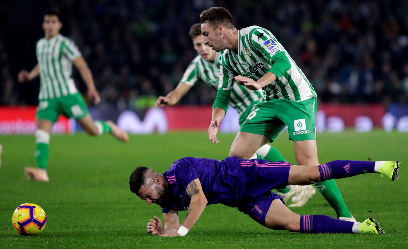 Juncá cae ante Morón durante el transcurso del partido en Sevilla.