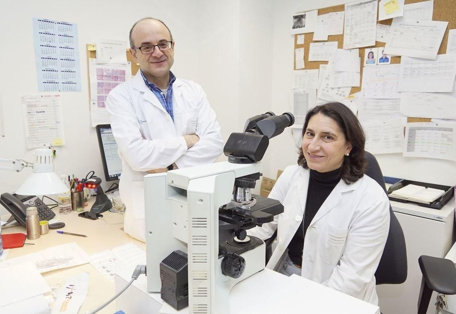 Los anatomopatólogos José Antonio Ortiz y Pilar San Miguel, en la planta 2 del Cunqueiro.