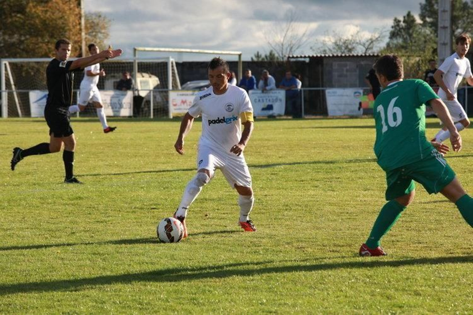 El colegiado Iván Rubio manda seguir el juego durante el partido Nogueira- Arenteiro (JOSÉ PAZ)