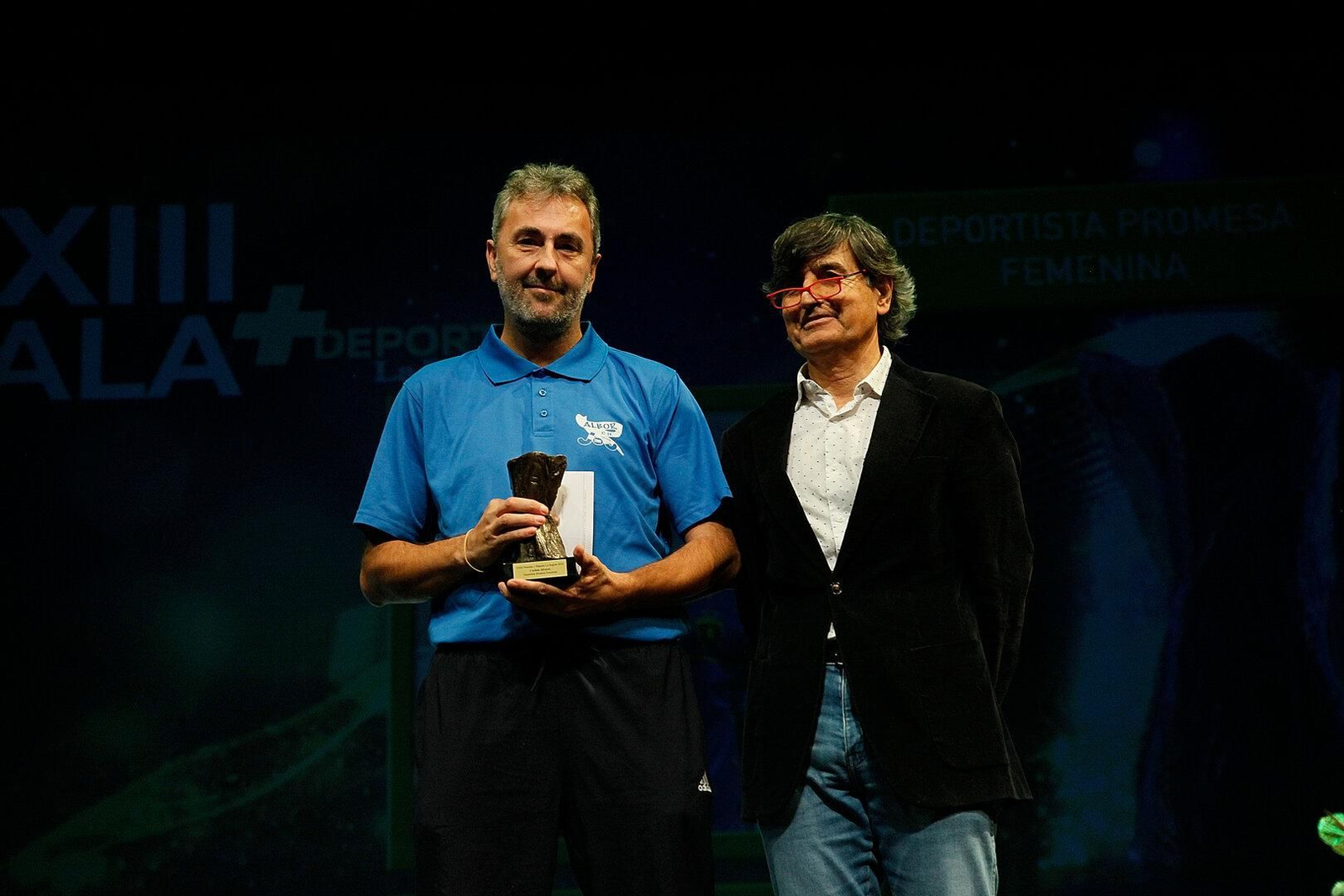 David Martínez recogió el Premio Mejor deportista promesa femenina en nombre de Carlota Álvarez. En la foto, al lado de José Manuel Vázquez Álvarez  “Casiano”.