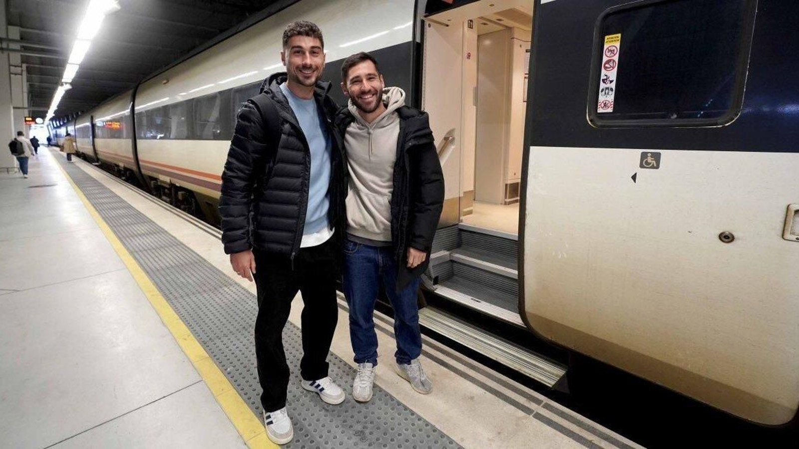 Los jugadores Pablo Crespo y David Añón, a su llegada a la estación de Vigo Urzaiz tras una de sus diarias jornadas de entrenamiento.