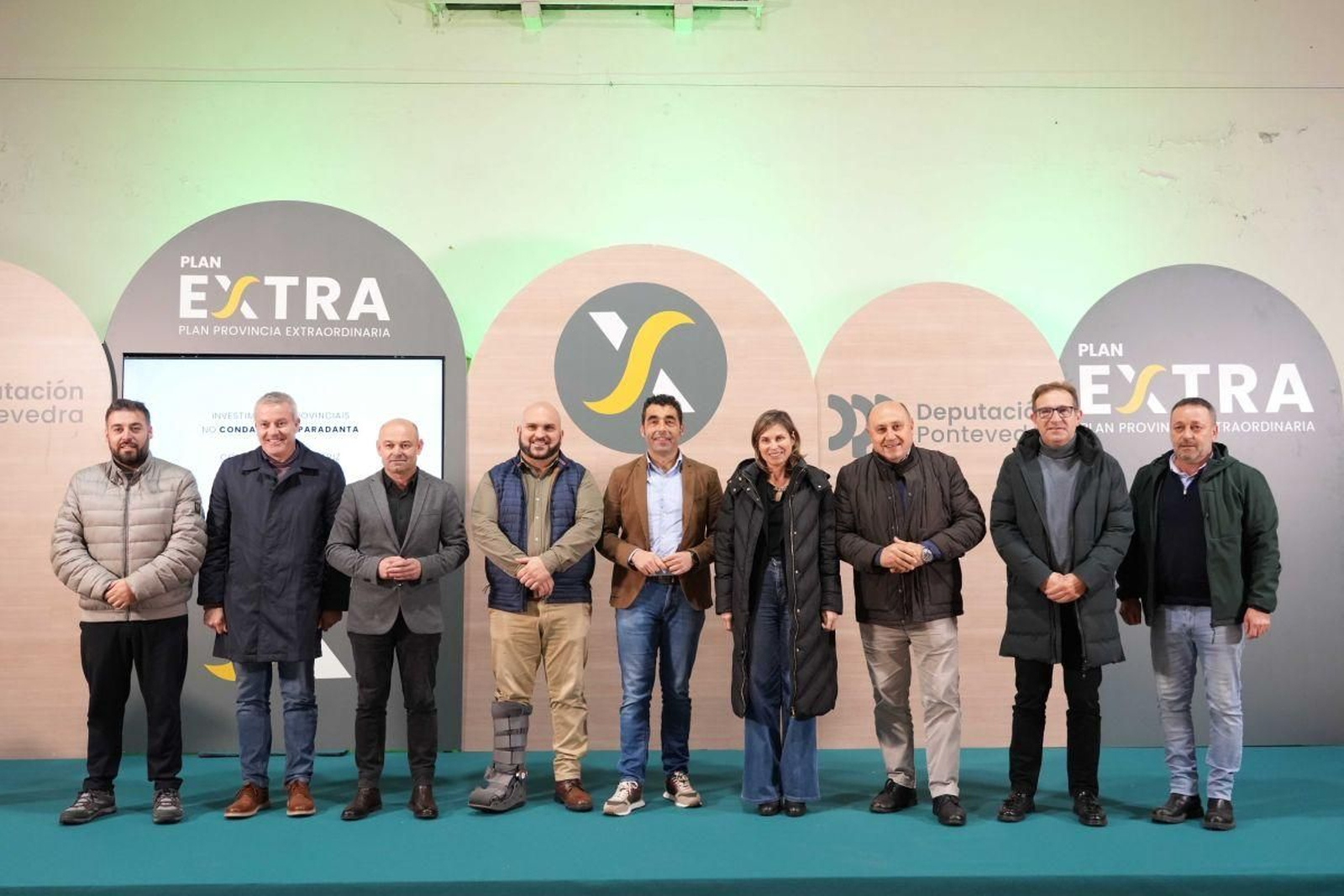 La foto de familia de Luis López con alcaldes de Condado y Paradanta, ayer en Mondariz.