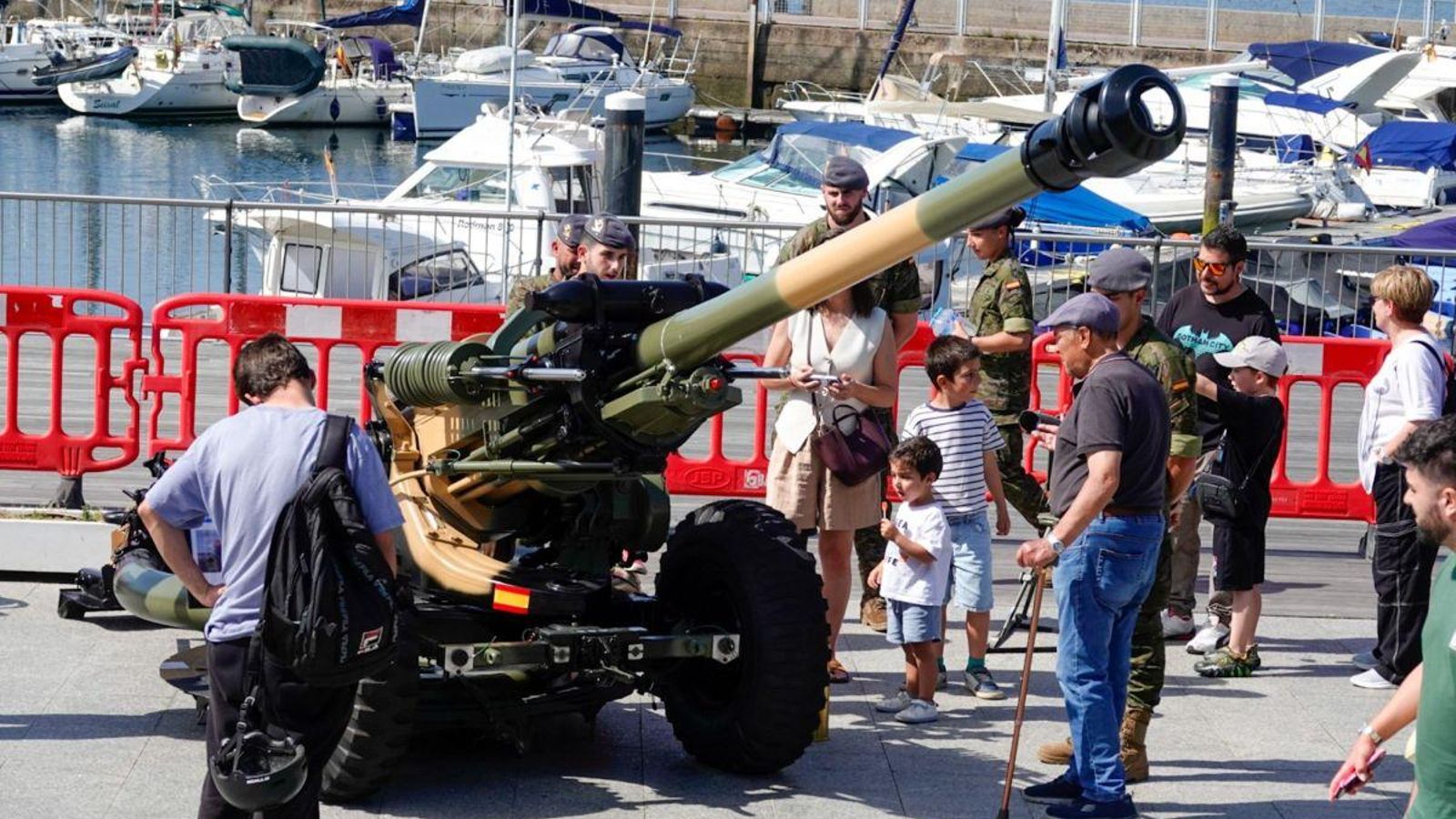 Un obús del Ejército de Tierra, material que atrajo a muchos curiosos