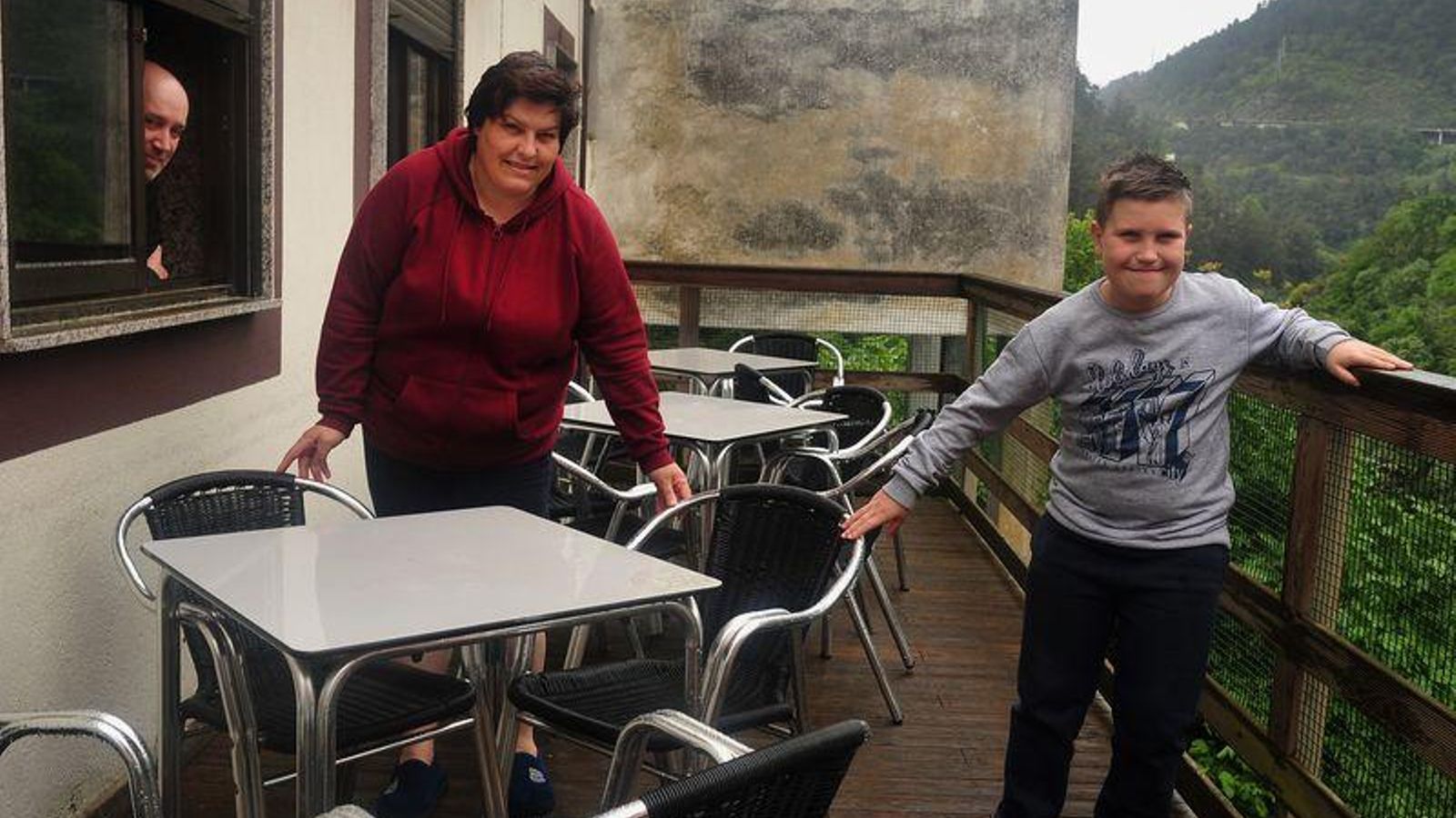 PEARES , A granxa ( Carballedo) 29-04-2020.- Historias del coronavirus. Patricia Rodríguez y Edian, del bar O Xugo. José Paz