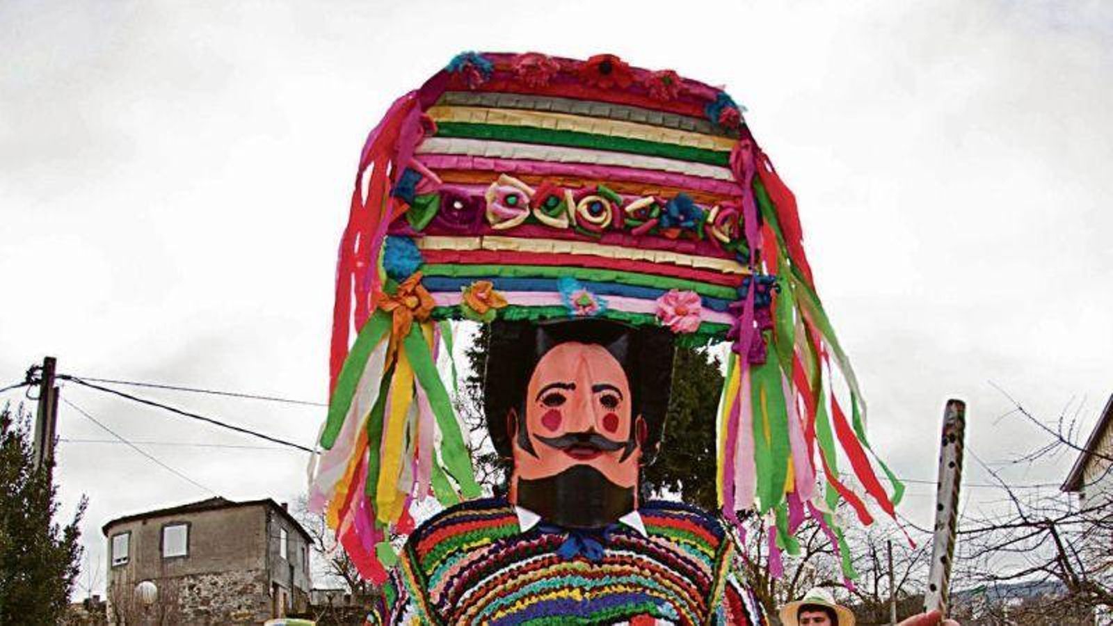 O fulión acompaña a un Boteiro en Vilariño de Conso.