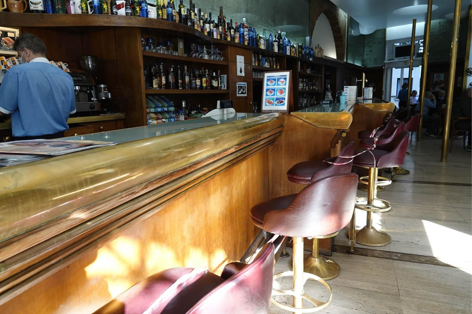 Bares y cafeterías todavía siguen sin poder usar las barras.