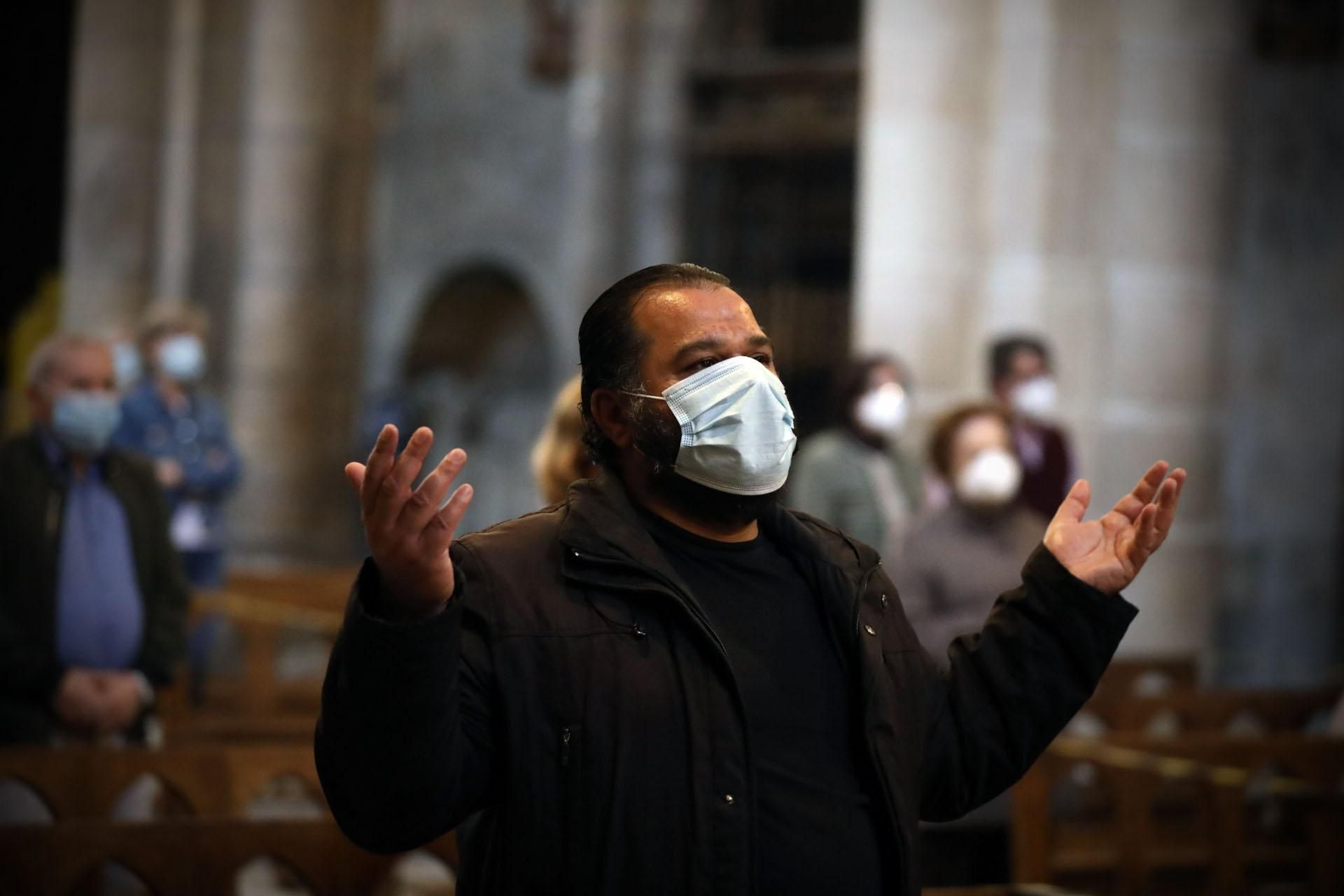 Los fieles regresan a la Catedral // FOTO: JOSÉ PAZ