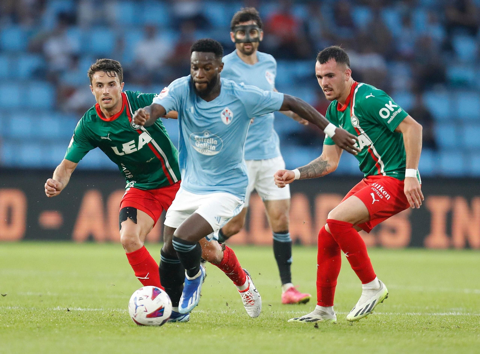 Bamba disputa el balón en el partido entre el Celta y el Alavés en Balaídos.