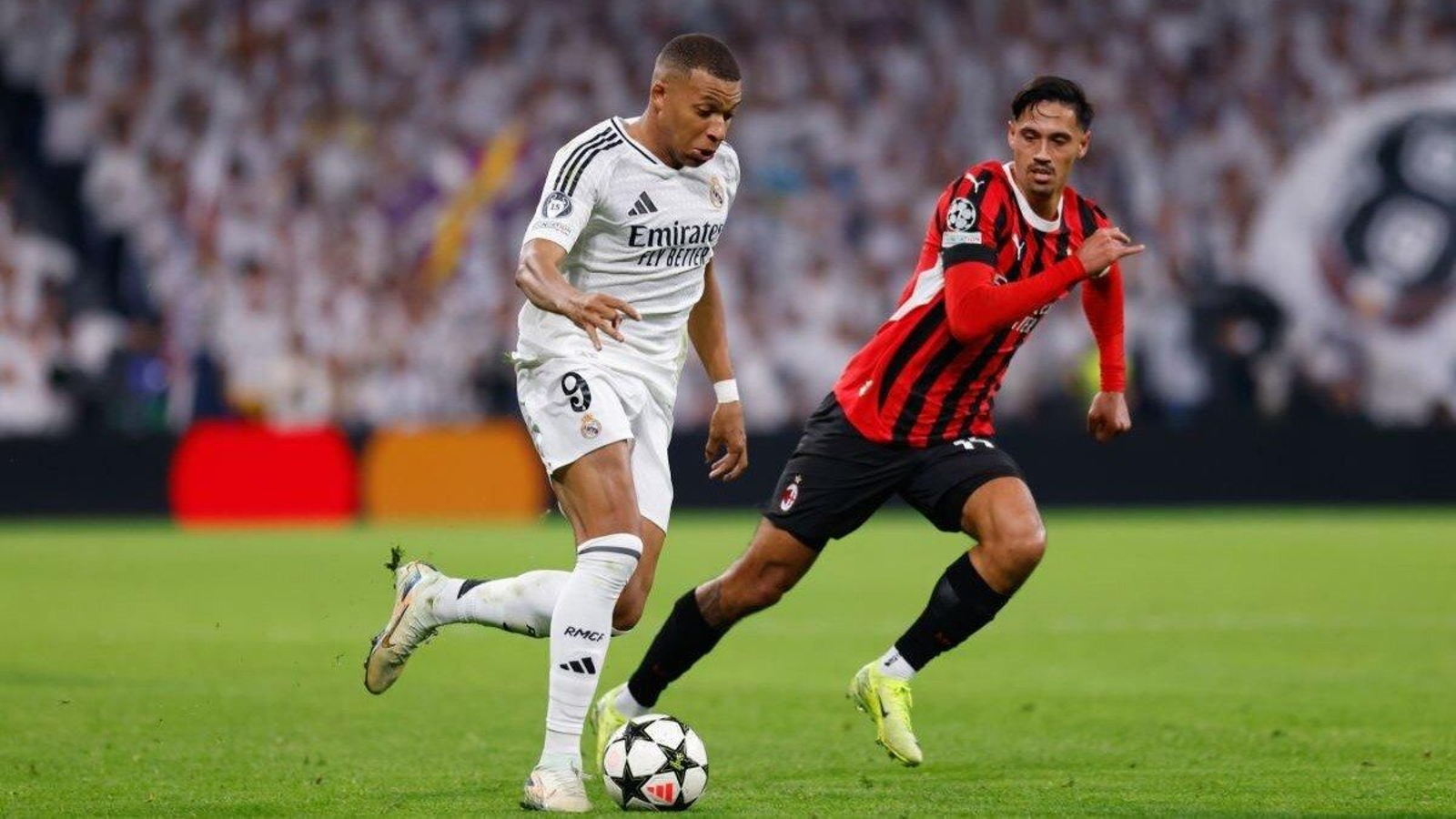 Kylian Mbappé intenta llevarse el balón ante Reijnders en Real Madrid-Milan del pasado martes.